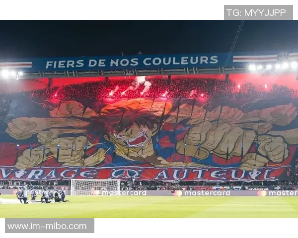 巴黎圣日耳曼主场TIFO致敬十年前巴黎恐袭遇难者的深情纪念